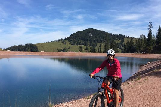 Heidi mit dem E-Bike am roten Mamorsee