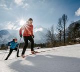 Cross-country skiing, mother with child, (c) Salzburger Saalachtal Tourismus