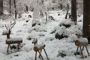 verschneite Holztiere