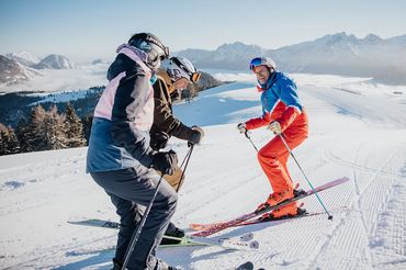 Skifahrer-Wiedereinsteiger mit Skilehrer, © Salzburger Saalachtal Tourismus, TVB Lofer Skifahrer-Wiedereinsteiger mit Skilehrer, © Salzburger Saalachtal Tourismus, TVB Lofer