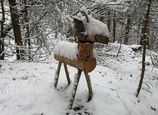 verschneite Holztiere