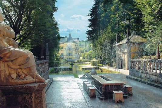 Wasserspiele Schloss Hellbrunn mit Blick auf den Fürstentisch in Salzburg, ©Tourismus Salzburg