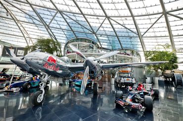 Hangar 7, Flugzeug und Formel1 Auto, © Helge Kirchberger Photography / Red Bull Hangar-7